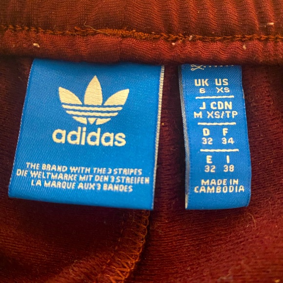 Adidas sports pants with adjustable zipper on bottom of pant. - Picture 4 of 4